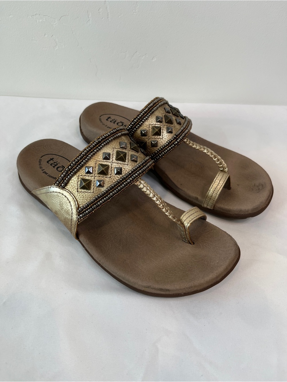 Taos Genie Metallic Gold Leather Studded Toe Loop Sandals Womens Size 9 M